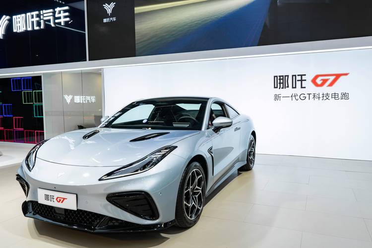 惠州5哪吒汽车在智能汽车领域的表现，领途汽车在新能源汽车市场中的影响力